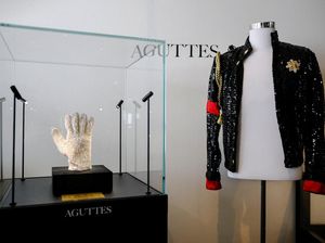 Sarung Tangan hingga Jaket Ikonik Michael Jackson Akhirnya Dilelang