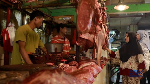 Seorang penjual daging sapi melayani pembeli di Pasar Cijantung, Jakarta Timur, Kamis (23/4/2026). (CNBC Indonesia/Muhammad Sabki)