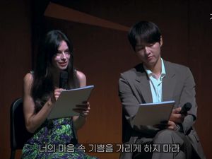 Potret Song Joong Ki dan Istri Jadi Narator Konser Klasik