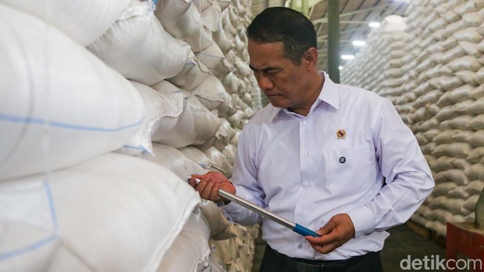 Stok Beras di Gudang Karawang Dicek, Cadangan Tembus 5,19 Juta Ton Mentan dan Dirut Bulog cek stok beras di Karawang. Cadangan nasional capai 5,19 juta ton, pemerintah optimistis tanpa impor pada 2026.