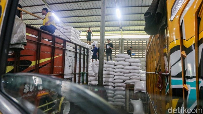 Stok Beras di Gudang Karawang Dicek, Cadangan Tembus 5,19 Juta Ton Mentan dan Dirut Bulog cek stok beras di Karawang. Cadangan nasional capai 5,19 juta ton, pemerintah optimistis tanpa impor pada 2026.