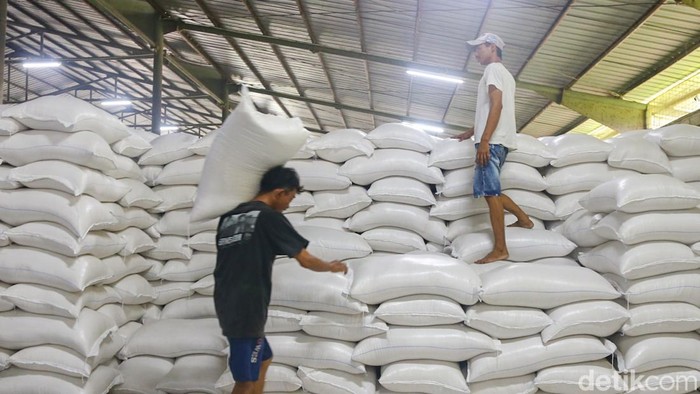 Stok Beras di Gudang Karawang Dicek, Cadangan Tembus 5,19 Juta Ton Mentan dan Dirut Bulog cek stok beras di Karawang. Cadangan nasional capai 5,19 juta ton, pemerintah optimistis tanpa impor pada 2026.