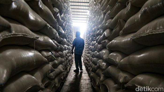 Stok Beras di Gudang Karawang Dicek, Cadangan Tembus 5,19 Juta Ton Mentan dan Dirut Bulog cek stok beras di Karawang. Cadangan nasional capai 5,19 juta ton, pemerintah optimistis tanpa impor pada 2026.