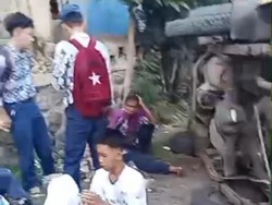 Dihantam Truk, Angkot Muat Pelajar Terguling di Cipatat KBB
