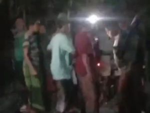 Kepergok Intip Rumah, Pria Diduga Maling Dihajar Warga di Probolinggo