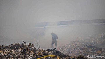 Tumpukan Sampah di Kelapa Gading Kebakaran, Bau Pekat Asap Masuk Permukiman