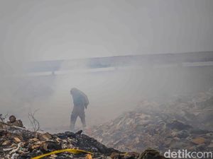 Tumpukan Sampah di Kelapa Gading Kebakaran, Bau Pekat Asap Masuk Permukiman