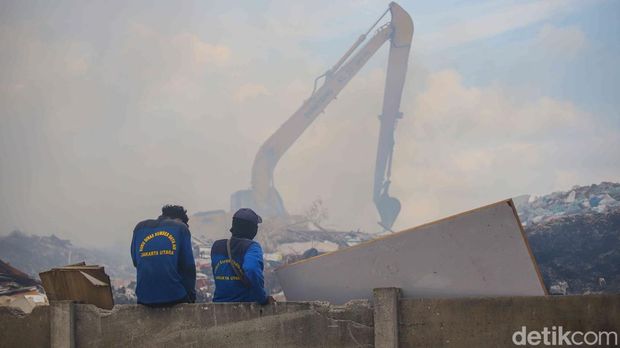Asap pekat membumbung tinggi dari Tempat Pembuangan Akhir (TPA) di area Pengangsaan Dua, Kelapa Gading, Jakarta Utara, Kamis (23/4/2026). Kobaran api nan melalap tumpukan sampah terlihat membesar sejak pagi hari, memicu kepanikan penduduk sekitar.  Menurut keterangan petugas tempat ini sering kali kebakaran TPA nya