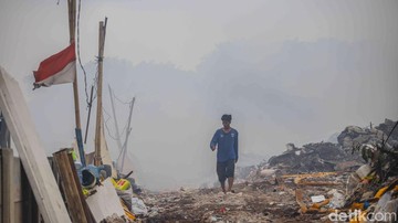 Ulah Penabun Bikin Tumpukan Sampah di Kelapa Gading Terbakar Berjam-jam
