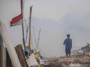 Ulah Penabun Bikin Tumpukan Sampah di Kelapa Gading Terbakar Berjam-jam