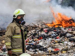 TPA Pengangsaan Dua Kembali Terbakar, Petugas Berjibaku Padamkan Api
