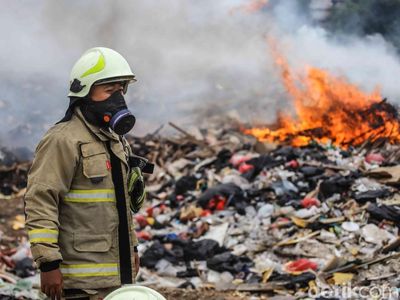 TPA Pengangsaan Dua Kembali Terbakar, Petugas Berjibaku Padamkan Api
