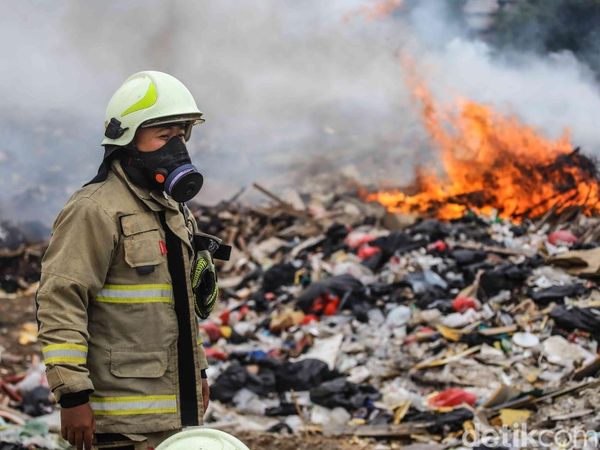 TPA Pengangsaan Dua Kembali Terbakar, Petugas Berjibaku Padamkan Api