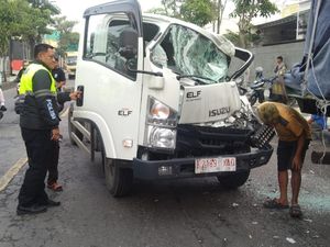 Truk Hantam Trailer Parkir di Bojonegoro Diduga karena Sopir Mengantuk