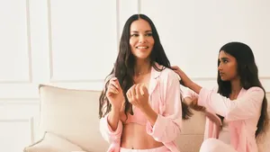 Mother-Daughter Goals! Adriana Lima Ajak 2 Putrinya di Iklan Victorias Secret