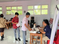 Aipda Frits Gagas SIGAP, Jemput Bola Rekam Sidik Jari Pelajar di Sitaro