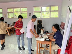 Aipda Frits Gagas SIGAP, Jemput Bola Rekam Sidik Jari Pelajar di Sitaro