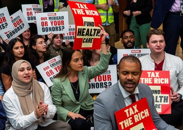 Aksi Duduk di Kantor Gubernur New York Berujung Penangkapan