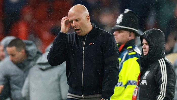 Soccer Football - UEFA Champions League - Quarter Final - Second Leg - Liverpool v Paris St Germain - Anfield, Liverpool, Britain - April 14, 2026 Liverpool manager Arne Slot looks dejected after Paris St Germains Ousmane Dembele scores their second