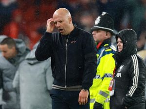 Arne Slot Enggan Pikirkan Masa Depannya di Liverpool