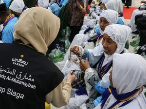 Video Cerita Petugas Haji Gantikan Popok-Tenangkan Lansia di Bandara Madinah