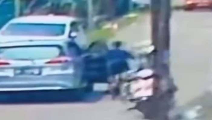 Bocah terpental hingga patah tulang gegara pintu mobil dibuka mendadak di Makassar.