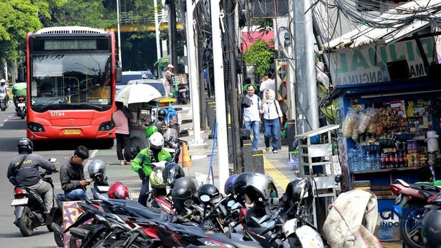 Calon penumpang mengantre bus Trans Jakarta dinKawasan staiun Tebet, Jakarta, Jumat, (24/4/2026). Pemerintah Provinsi DKI Jakarta menerapkan kebijakan tarif unik sebesar Rp1 untuk jasa transportasi umum Transjakarta. (CNBC Indonesia/Muhammad Sabki)