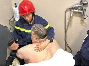 Evakuasi Dramatis Turis 300 Kg Terjebak di Kamar Mandi