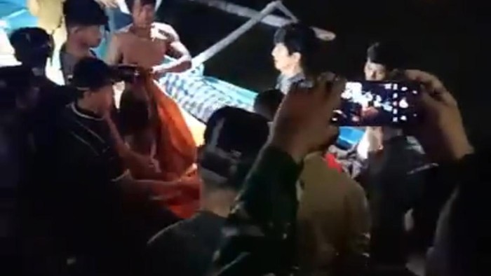 Evakuasi pria diterkam buaya di Polman.