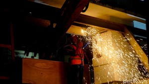 Fasad Eks Toko Nam Surabaya Mulai Dibongkar