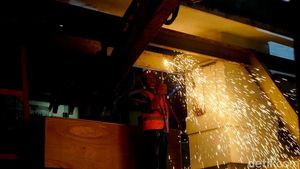 Fasad Eks Toko Nam Surabaya Mulai Dibongkar