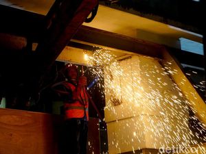 Fasad Eks Toko Nam Surabaya Mulai Dibongkar