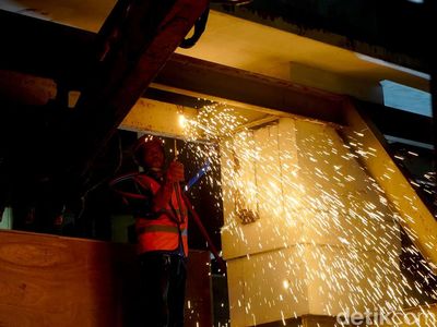 Fasad Eks Toko Nam Surabaya Mulai Dibongkar