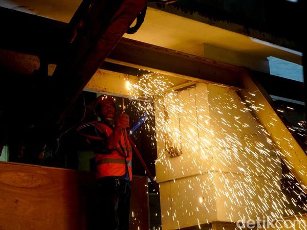 Fasad Eks Toko Nam Surabaya Mulai Dibongkar