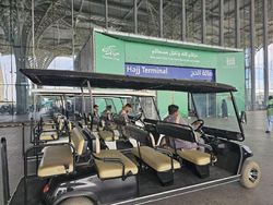 Jemaah Haji Lansia Dapat Layanan Kursi Roda dan Mobil Golf Gratis di Bandara