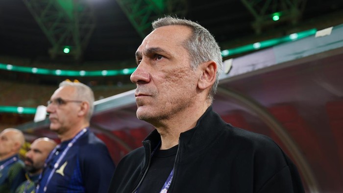 JEDDAH, SAUDI ARABIA - JANUARY 20:Georgios Donis coach of Al Khaleej looks on during the Saudi Pro League match between Al Ahli and Al Khaleej at Alinma Stadium on January 20, 2026 in Jeddah, Saudi Arabia. (Photo by Yasser Bakhsh/Getty Images)