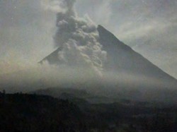 Semeru Erupsi Malam Ini, Luncurkan Awan Panas Guguran Sejauh 4,5 Km