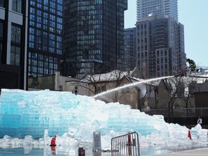 Instalasi Es Drake Diserbu Pengunjung,  Kini Dibongkar Demi Keamanan