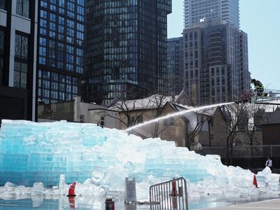 Instalasi Es Drake Diserbu Pengunjung,  Kini Dibongkar Demi Keamanan