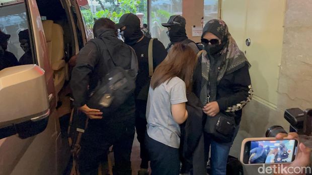 Istri dan dua anak Ko Erwin tiba di Bareskrim Polri, Jumat (24/4/2026) sore. Ketiganya dibawa untuk diperiksa mengenai kasus TPPU narkoba.