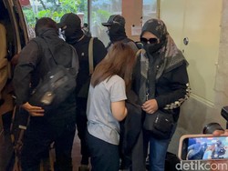 Video: Istri-Anak Bandar Narkoba Ko Erwin Tiba di Bareskrim, Tangan Diborgol!