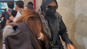 Tangan Diborgol, Istri dan 2 Anak Ko Erwin Tiba di Bareskrim