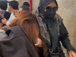 Tangan Diborgol, Istri dan 2 Anak Ko Erwin Tiba di Bareskrim