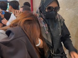 Tangan Diborgol, Istri dan 2 Anak Ko Erwin Tiba di Bareskrim