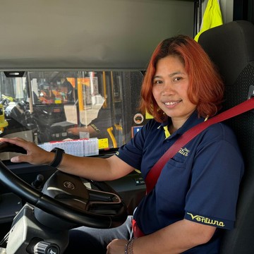 Kartini di Balik Kemudi: Kisah Pengemudi Bus Indonesia di Australia
