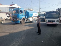 Macet Panjang di Perbatasan Widang-Babat Lamongan Buntut Kecelakaan