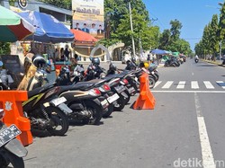 Larangan Diabaikan, Parkir Liar Ganggu Bus Jemaah Haji