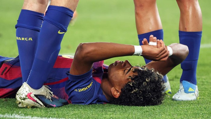 Lamine Yamal is injured after taking a penalty kick during the match between FC Barcelona and Real Club Celta de Vigo, corresponding to week 33 of LaLiga EA Sports, at the Spotify Camp Nou in Barcelona, Spain, on April 22, 2026. (Photo by Joan Valls/