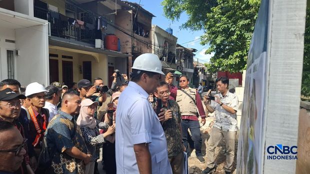 Menteri Perumahan dan Kawasan Permukiman (PKP) Maruarar Sirait saat meninjau pembaharuan rumah, di Jakarta, Jumat (24/4/2026). (CNBC Indonesia/Chandra Dwi Pranata)