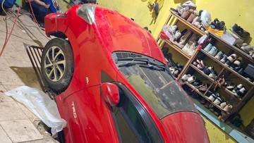 Mobil Kejeblos Septic Tank Sedalam 3 Meter di Depok, Damkar Evakuasi